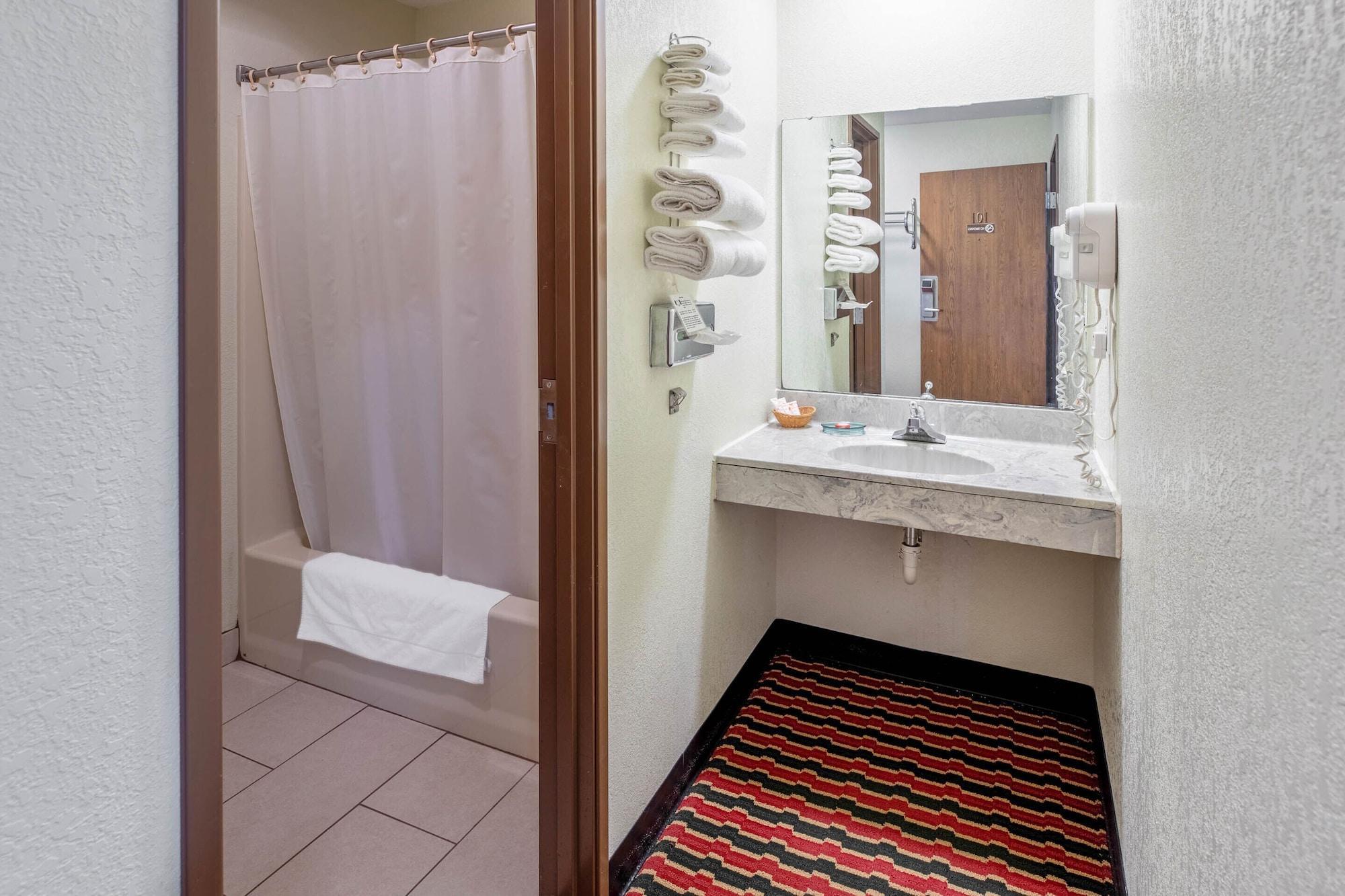 Oyo Hotel Chesaning Route 52 & Hwy 57 Exterior photo